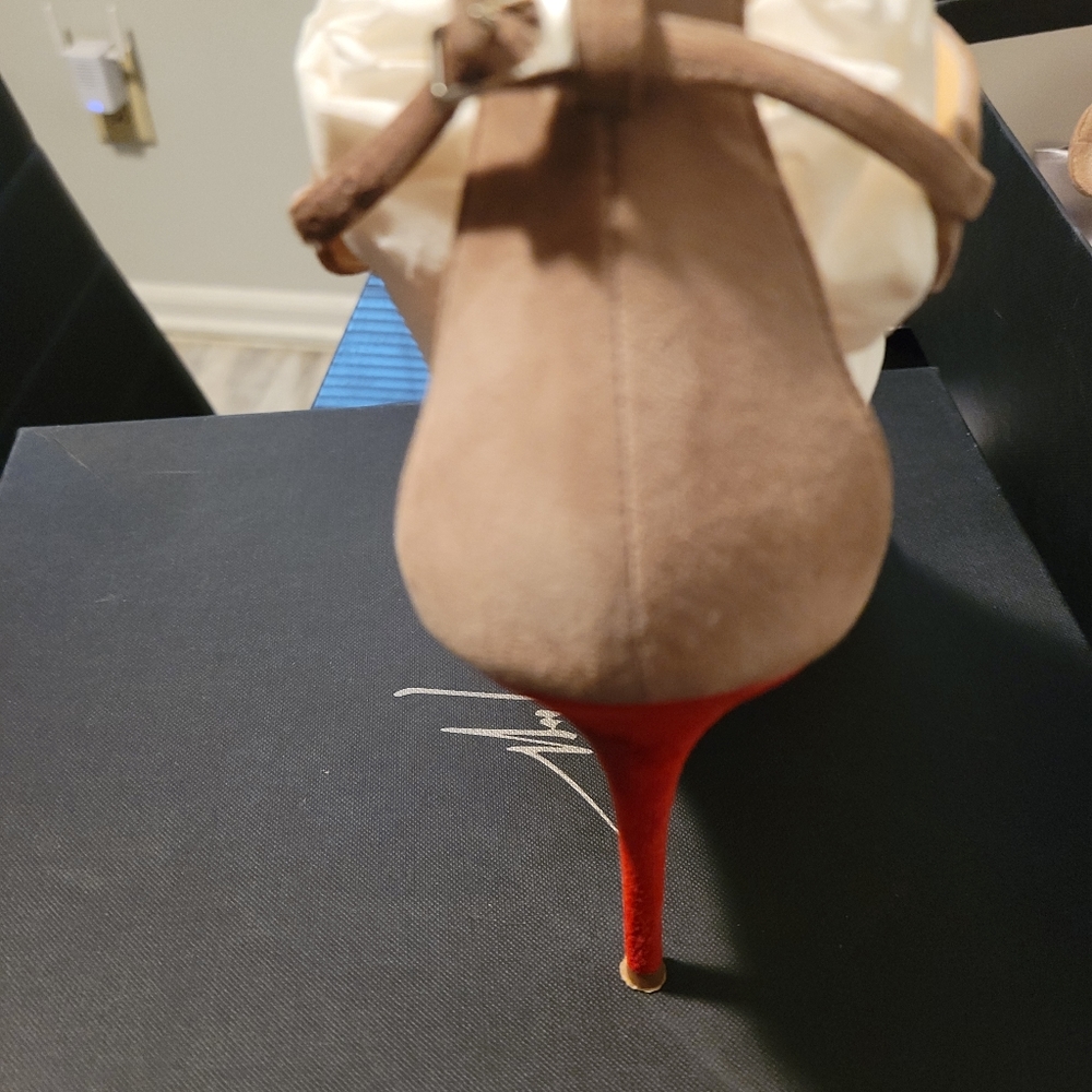 Heels - Picture 4 of 4